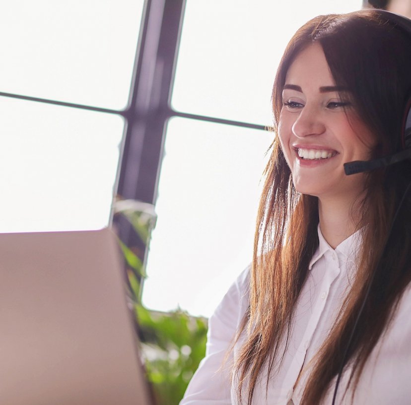 Foto da atendente do serviço de pós venda da EstruMetálica - Estruturas Metálicas