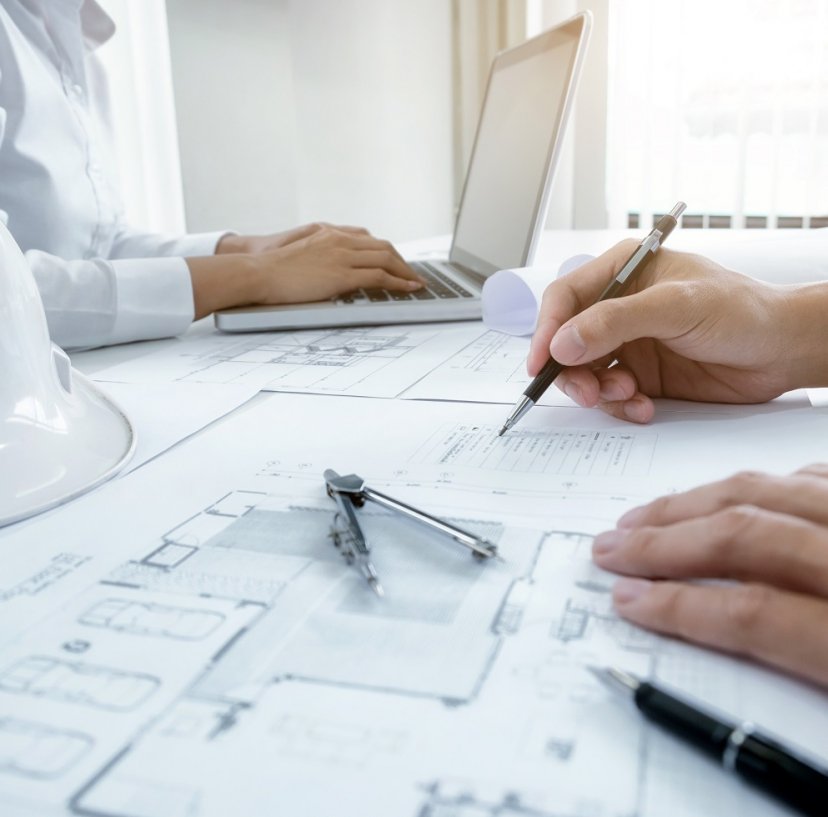 Foto de engenheiros desenvolvendo projeto para estruturas metálicas