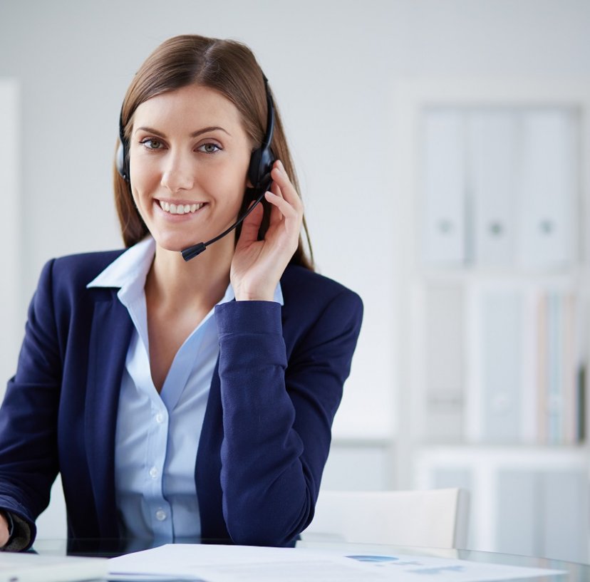 Foto de uma atendente do Serviço de Atendimento ao Cliente da EstruMetálica
